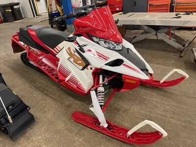 Motoneige Yamaha Sidewinder SRX LE 2022 Rouge & Blanc Modèle Piste à ne pas manquer 13178km!