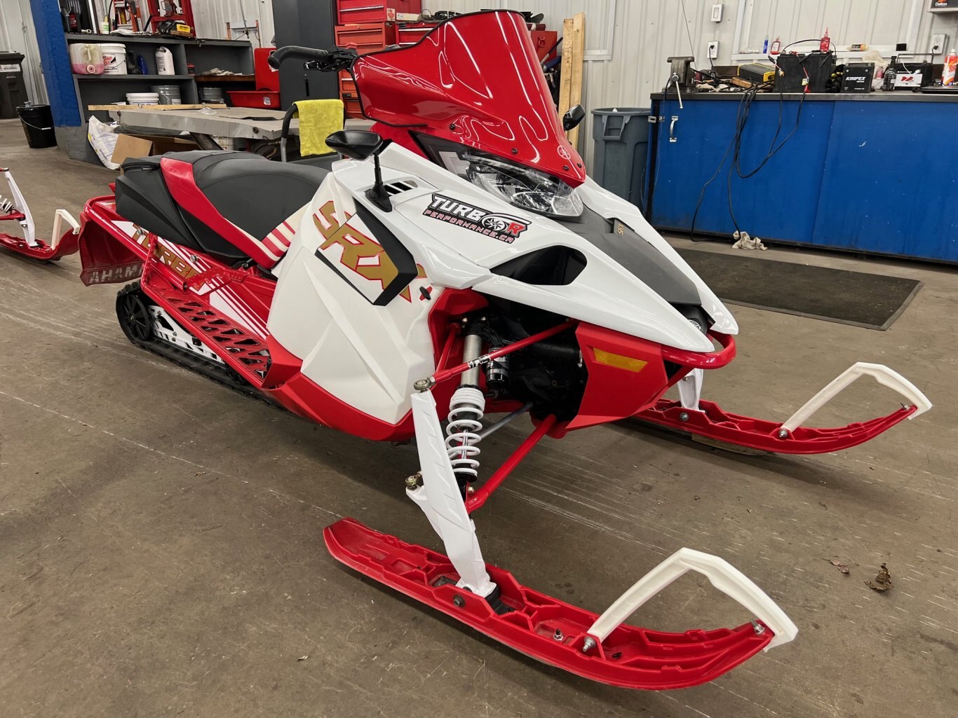 Motoneige Yamaha Sidewinder SRX LE 2023 Rouge & Blanc Modèle Piste à ne pas manquer 12996km!