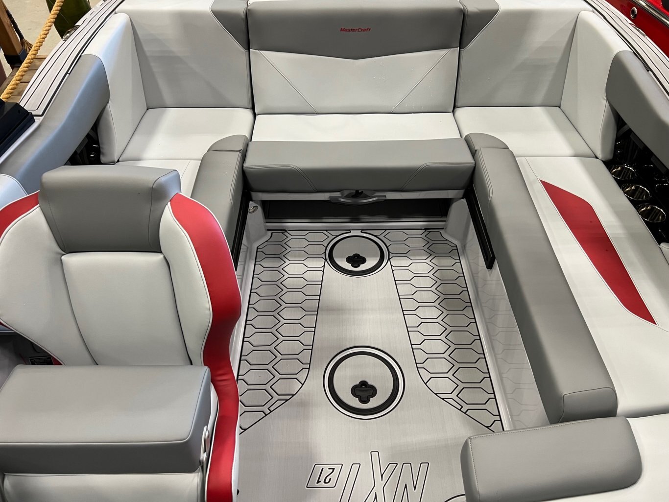 Bateau Mastercraft NXT21 2025 Rouge & Gris Métallique Complètement Équipé pour le Wakesurf