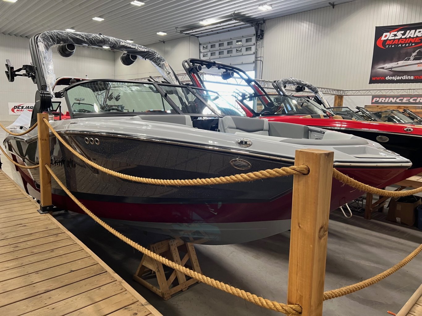 Bateau Mastercraft NXT21 2025 Rouge & Gris Métallique Complètement Équipé pour le Wakesurf