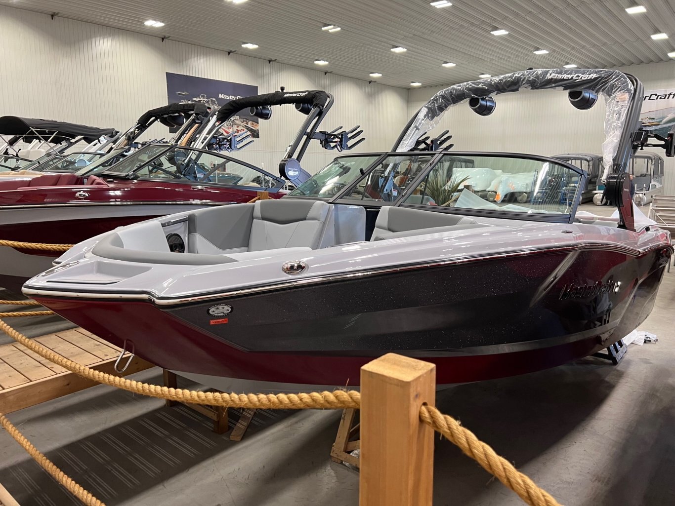 Bateau Mastercraft NXT21 2025 Rouge & Gris Métallique Complètement Équipé pour le Wakesurf