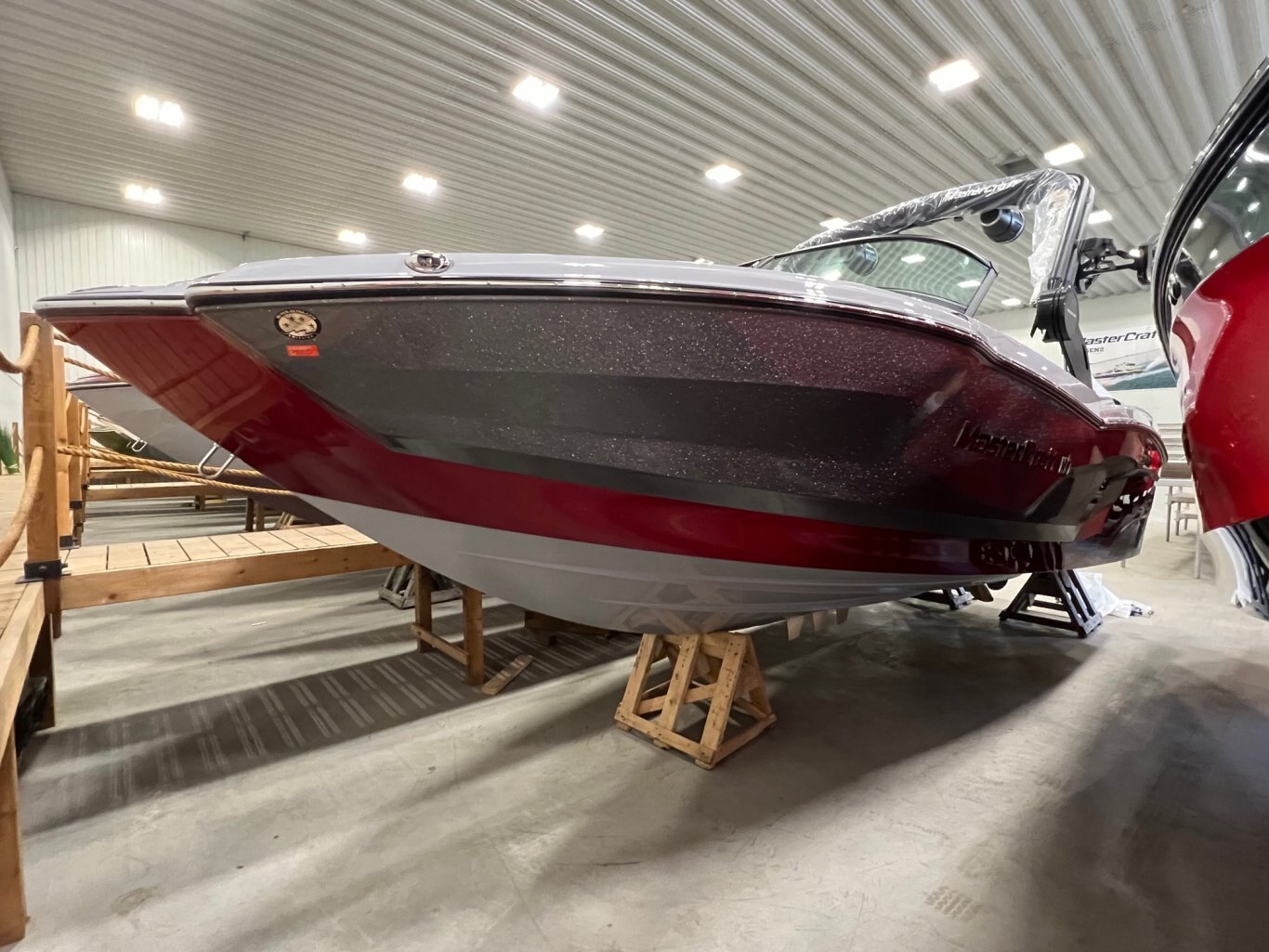 Bateau Mastercraft NXT21 2025 Rouge & Gris Métallique Complètement Équipé pour le Wakesurf