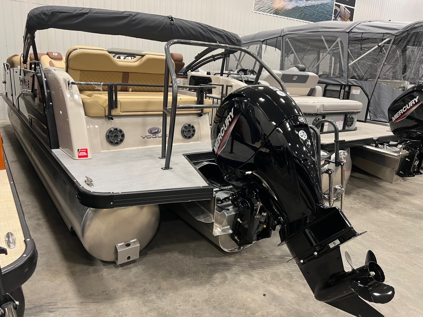 Ponton Princecraft Vogue 23RL 2025 Noir avec moteur 150Hp Mercury, Toit Campeur, Pole Ski, Système de Sons, Table et Beaucoup Plus!