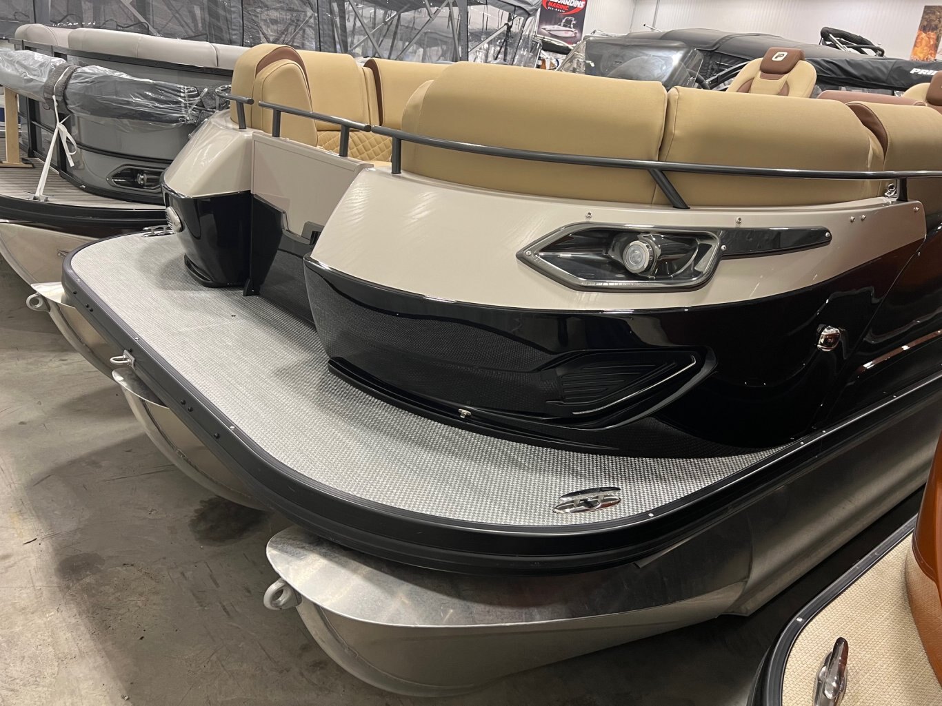 Ponton Princecraft 23RL 2025 Noir avec moteur 150Hp Mercury, Toit Campeur, Pole Ski, Système de Sons, Table et Beaucoup Plus!