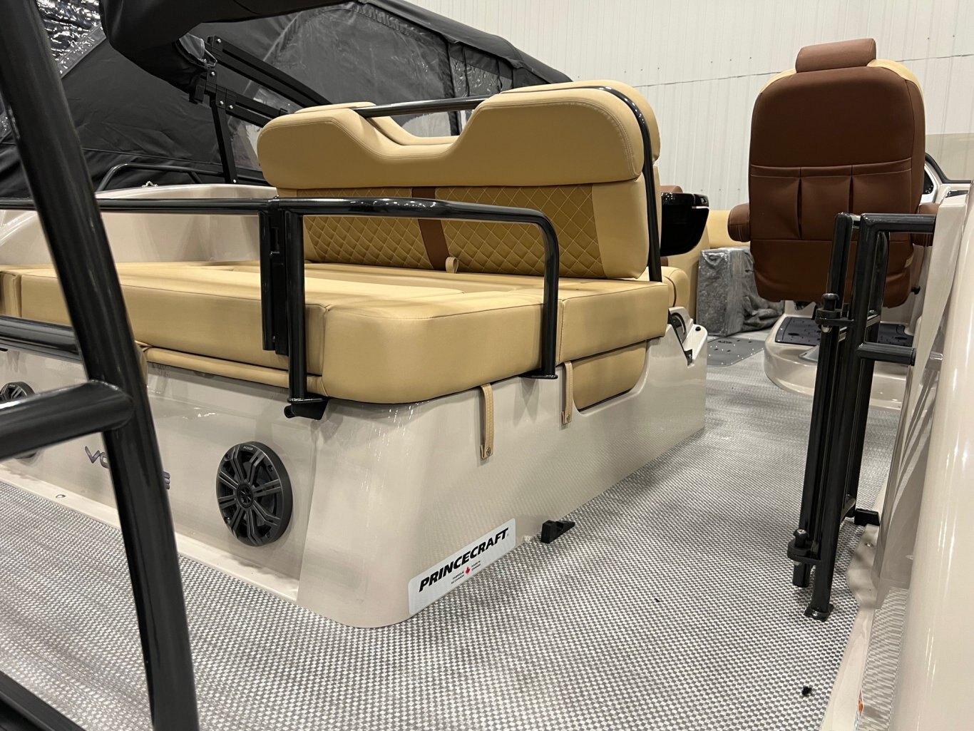 Ponton Princecraft Vogue 23RL 2025 Noir avec moteur 150Hp Mercury, Toit Campeur, Pole Ski, Système de Sons, Table et Beaucoup Plus!