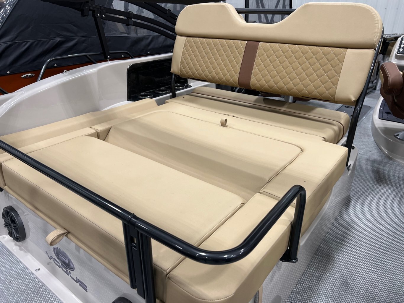 Ponton Princecraft Vogue 23RL 2025 Noir avec moteur 150Hp Mercury, Toit Campeur, Pole Ski, Système de Sons, Table et Beaucoup Plus!