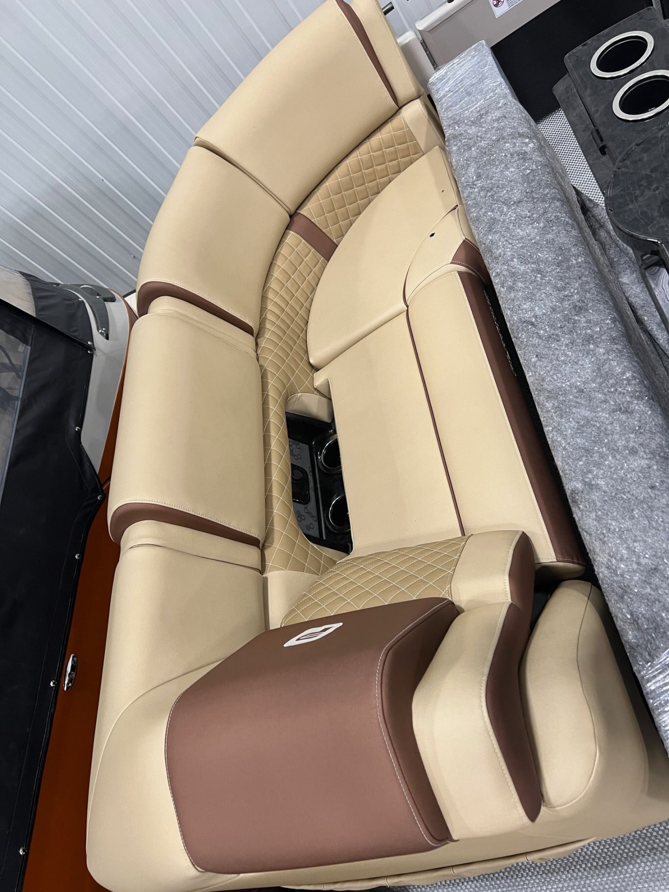 Ponton Princecraft Vogue 23RL 2025 Noir avec moteur 150Hp Mercury, Toit Campeur, Pole Ski, Système de Sons, Table et Beaucoup Plus!