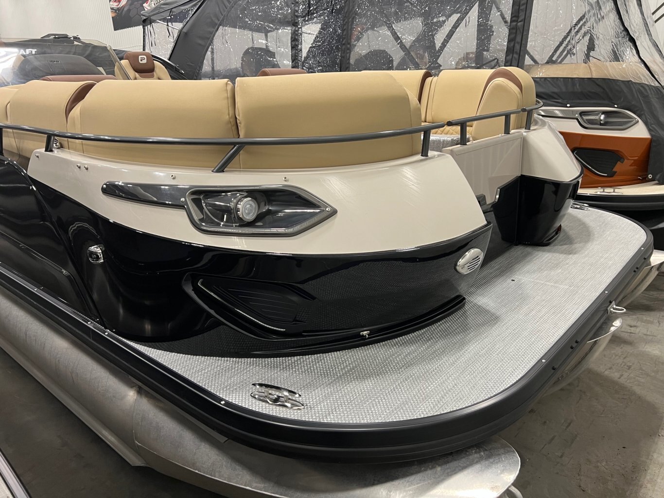 Ponton Princecraft Vogue 23RL 2025 Noir avec moteur 150Hp Mercury, Toit Campeur, Pole Ski, Système de Sons, Table et Beaucoup Plus!