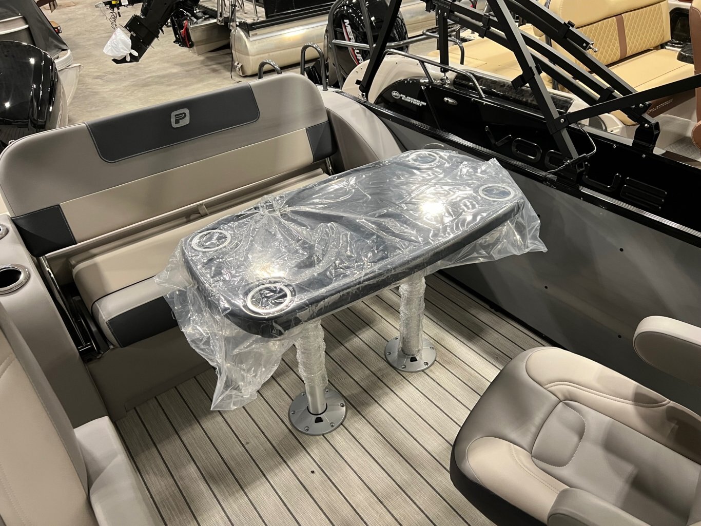 Ponton Princecraft Quorum 23 RL 2025 Gris & Noir avec Moteur 90hp Mercury, Toit Campeur Complet, Système de Sons, Table et plus