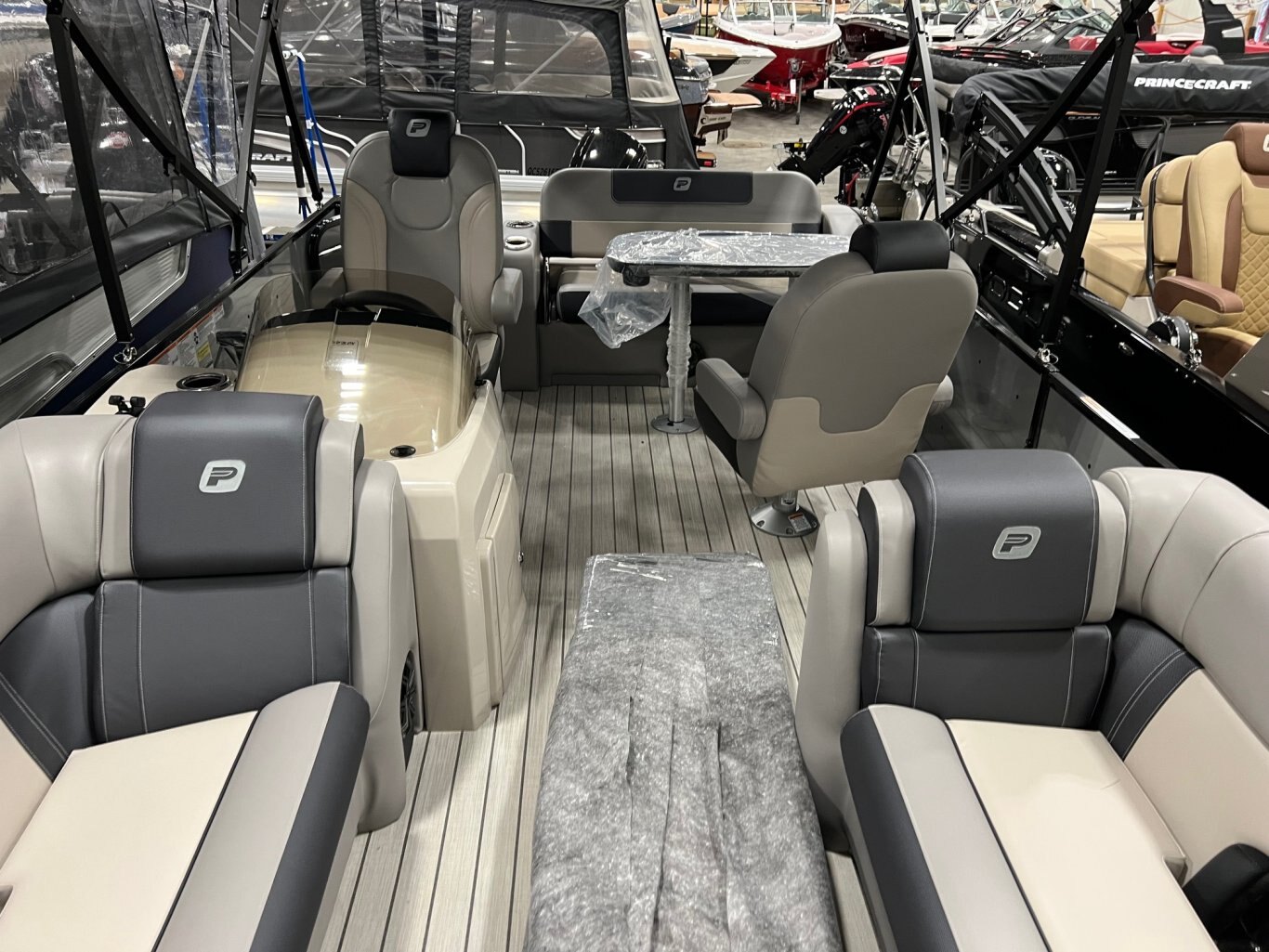 Ponton Princecraft Quorum 23 RL 2025 Gris & Noir avec Moteur 90hp Mercury, Toit Campeur Complet, Système de Sons, Table et plus