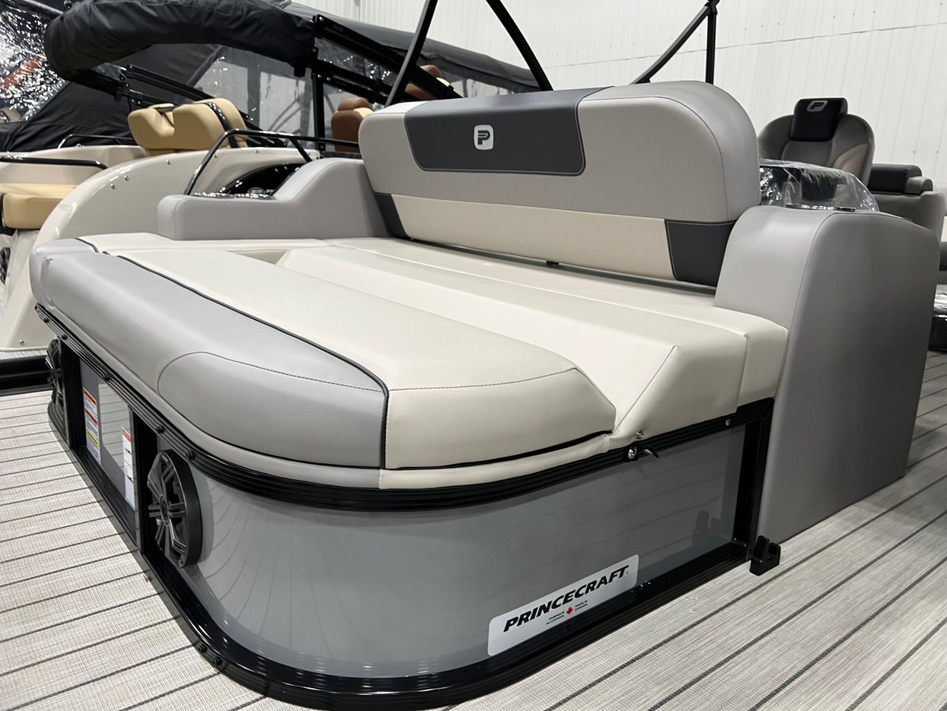 Ponton Princecraft Quorum 23 RL 2025 Gris & Noir avec Moteur 90hp Mercury, Toit Campeur Complet, Système de Sons, Table et plus