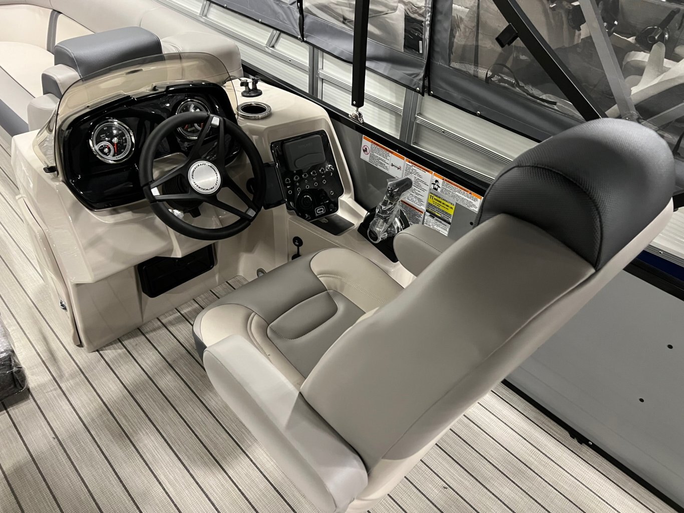 Ponton Princecraft Quorum 23 RL 2025 Gris & Noir avec Moteur 90hp Mercury, Toit Campeur Complet, Système de Sons, Table et plus