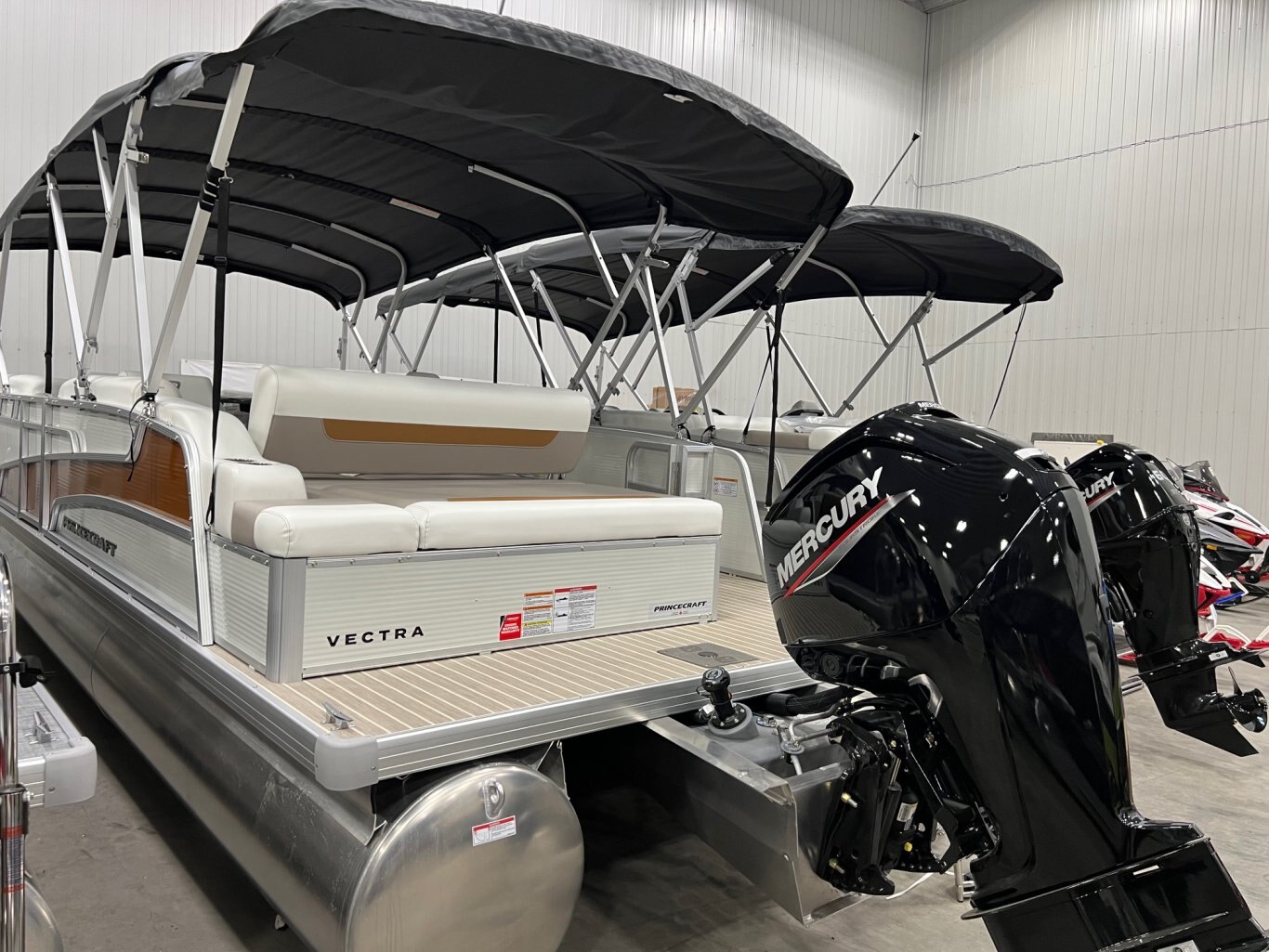 Ponton Princecraft Vectra 23RL 2025 Blanc & Cuivre Moteur 90hp Mercury vient avec Toit Campeur, Système de Sons, Sonar & plus