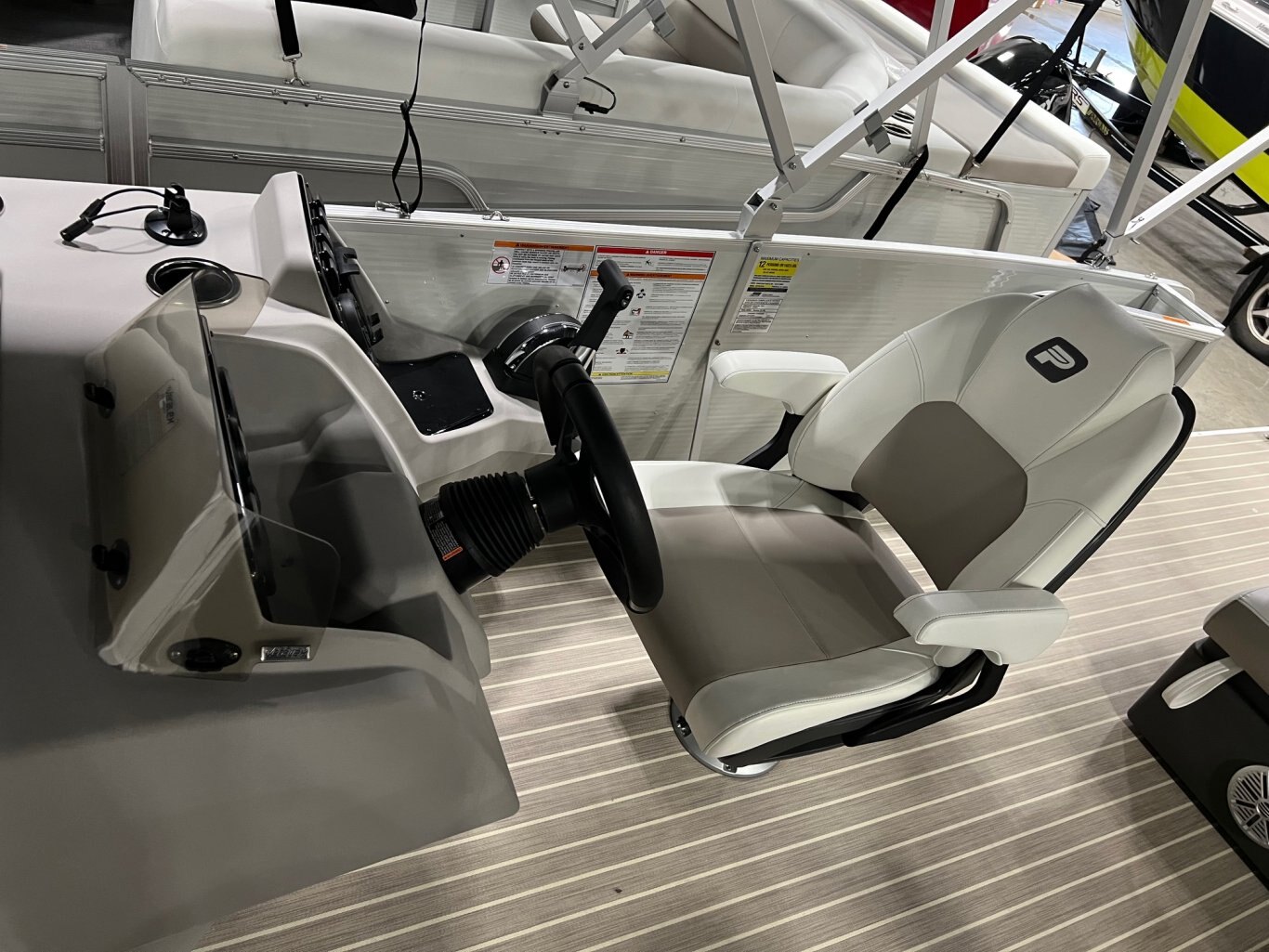 Ponton Princecraft Vectra 23RL 2025 Blanc & Cuivre Moteur 90hp Mercury vient avec Toit Campeur, Système de Sons, Sonar & plus