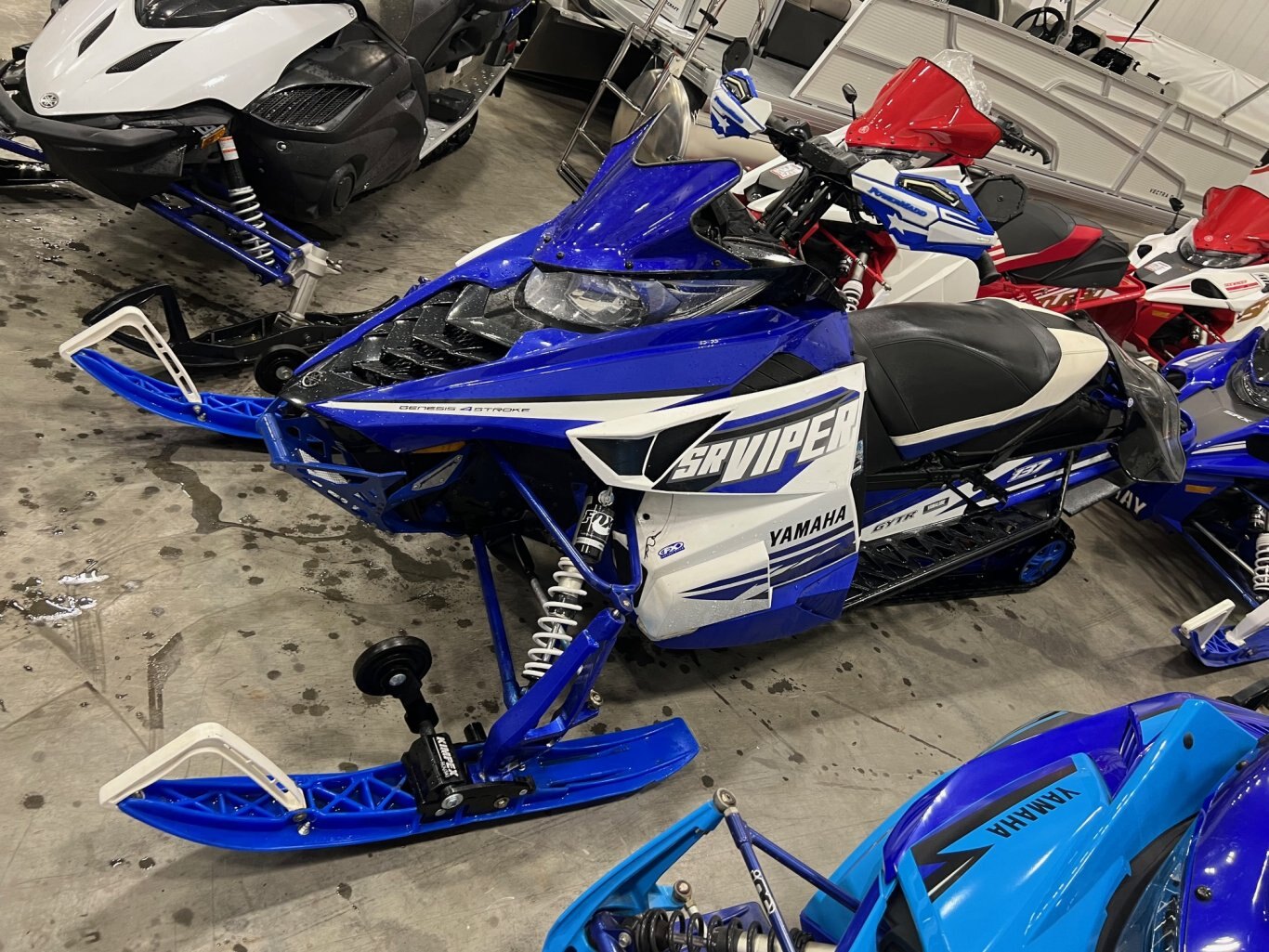 Motoneige Yamaha Sr Viper L-TX 2016 Bleu & Blanc avec 15123km, pont neuf, 2x pare-brise, 2x pare-chocs avant, 1x sacoche de tunnel!, roues de skis!