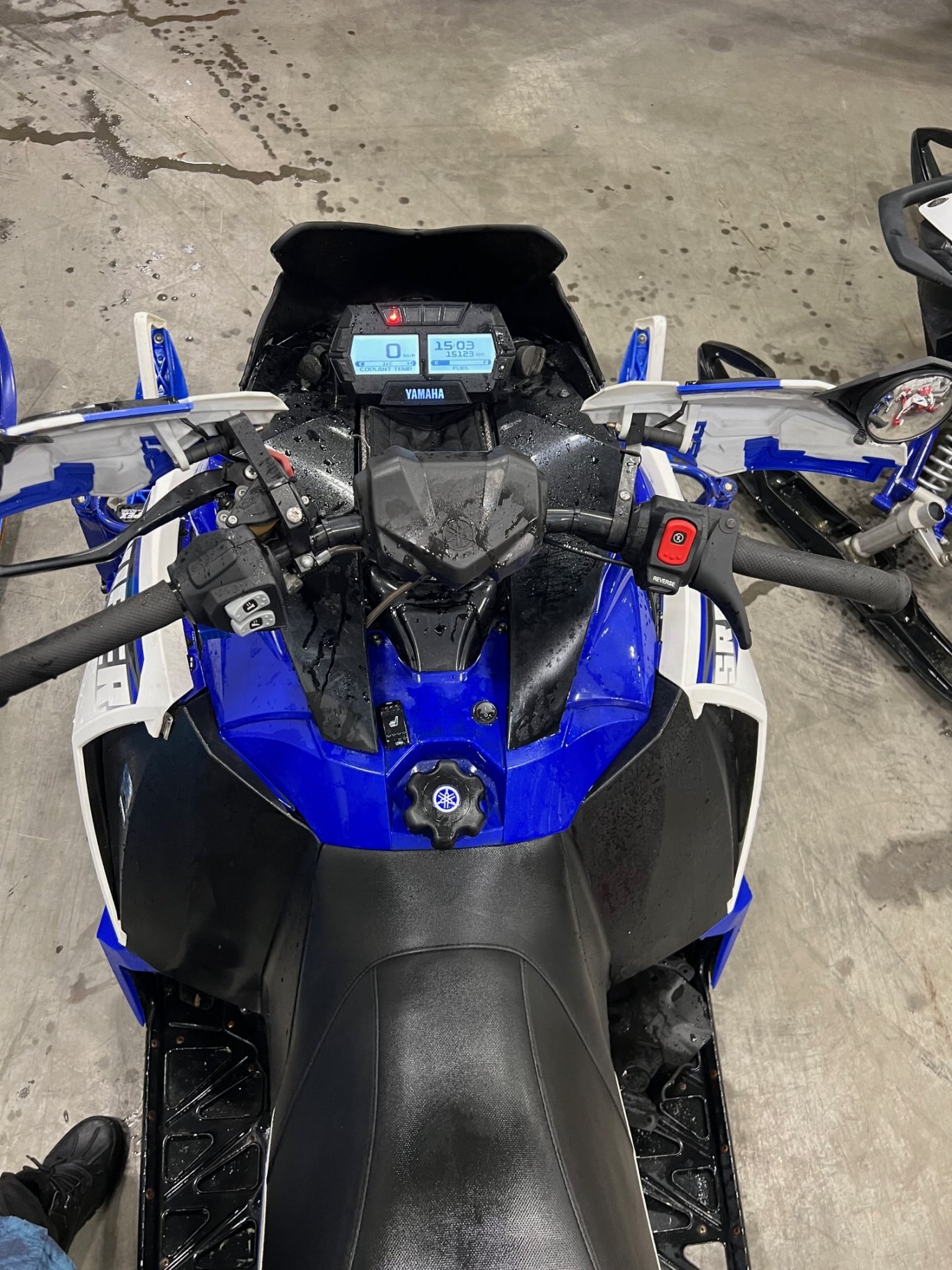 Motoneige Yamaha Sr Viper L TX 2016 Bleu & Blanc avec 15123km, pont neuf, 2x pare brise, 2x pare chocs avant, 1x sacoche de tunnel!, roues de skis!