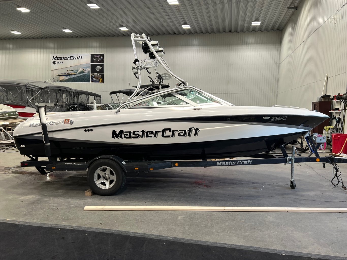 Bateau MasterCraft X10 2003 Noir & Blanc avec Remorque, complètement équipé. Perfect Pass, 3 Ballasts, Bimini Tower Speakers & Racks Ect.