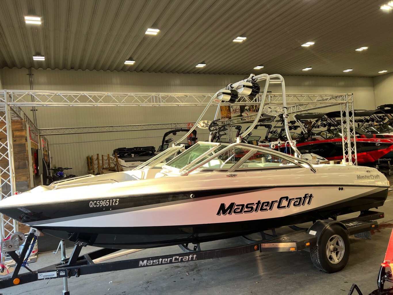 Bateau MasterCraft X10 2003 Noir & Blanc avec Remorque, complètement équipé. Perfect Pass, 3 Ballasts, Bimini Tower Speakers & Racks Ect.