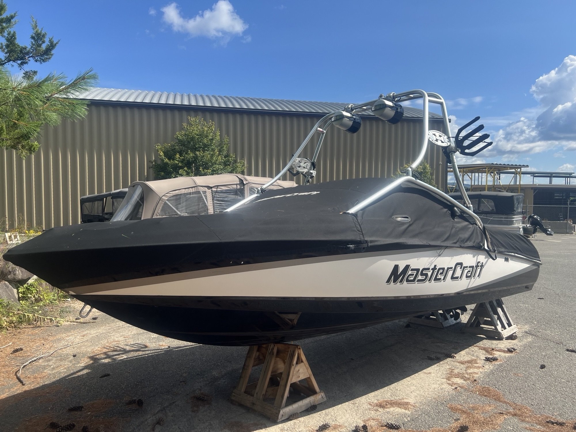 Bateau MasterCraft X10 2003 Noir & Blanc 870 heures Sans Remorque, complètement équipé Perfect Pass, 3 Ballasts, Bimini Tower Speakers & Racks Ect.