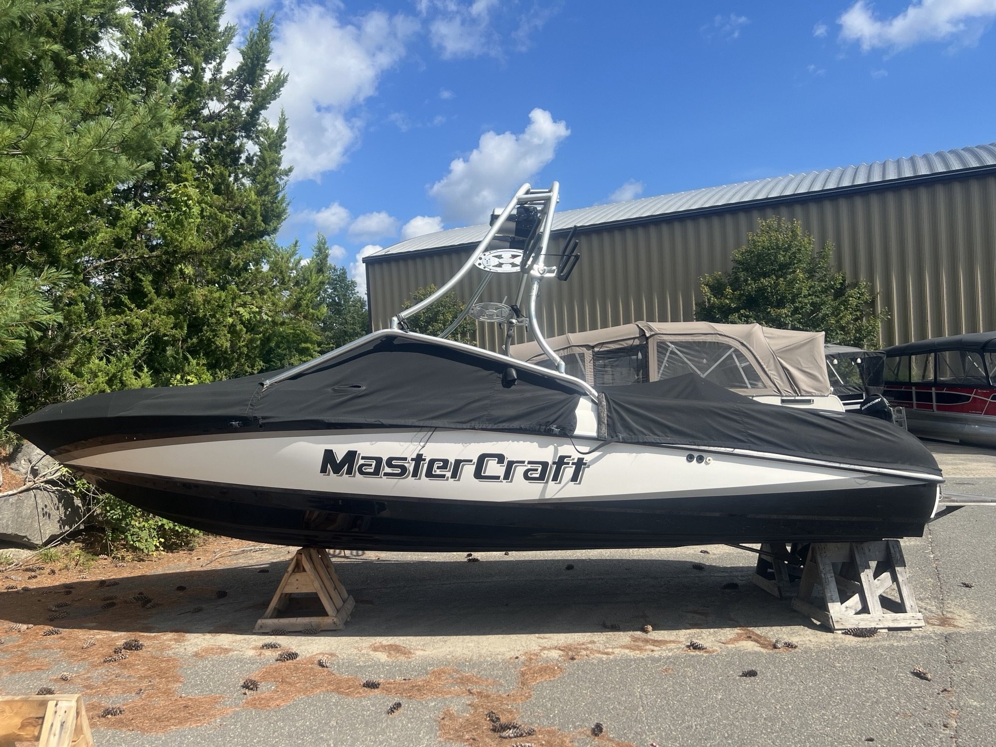 Bateau MasterCraft X10 2003 Noir & Blanc 870 heures Sans Remorque, complètement équipé Perfect Pass, 3 Ballasts, Bimini Tower Speakers & Racks Ect.