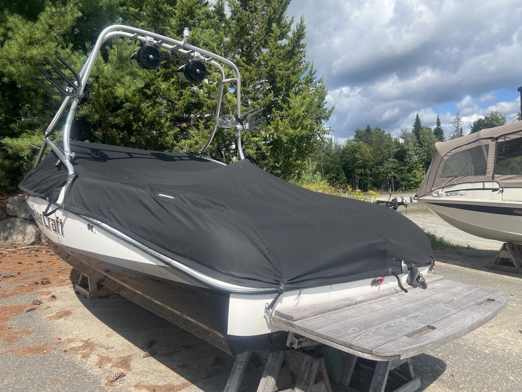 Bateau MasterCraft X10 2003 Noir & Blanc 870 heures Sans Remorque, complètement équipé Perfect Pass, 3 Ballasts, Bimini Tower Speakers & Racks Ect.