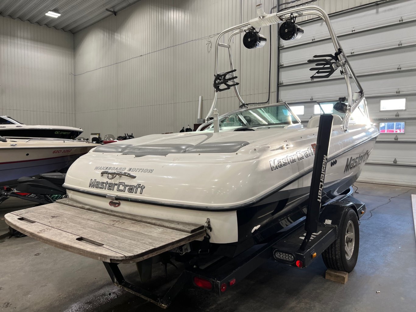 Bateau MasterCraft X10 2003 Noir & Blanc avec Remorque, complètement équipé. Perfect Pass, 3 Ballasts, Bimini Tower Speakers & Racks Ect.