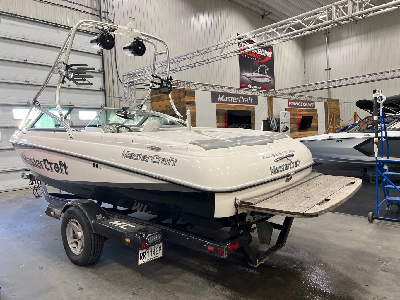 Bateau MasterCraft X10 2003 Noir & Blanc avec Remorque, complètement équipé. Perfect Pass, 3 Ballasts, Bimini Tower Speakers & Racks Ect.