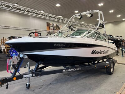 Bateau MasterCraft X10 2003 Noir & Blanc 870 heures avec Remorque, complètement équipé Perfect Pass, 3 Ballasts, Bimini Tower Speakers & Racks Ect.