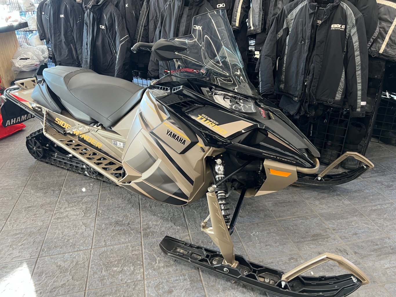 Motoneige Yamaha Sidewinder L-TX GT EPS 2023 Gold Modèle Touring/Sport DÉMO Liquidation Finale!