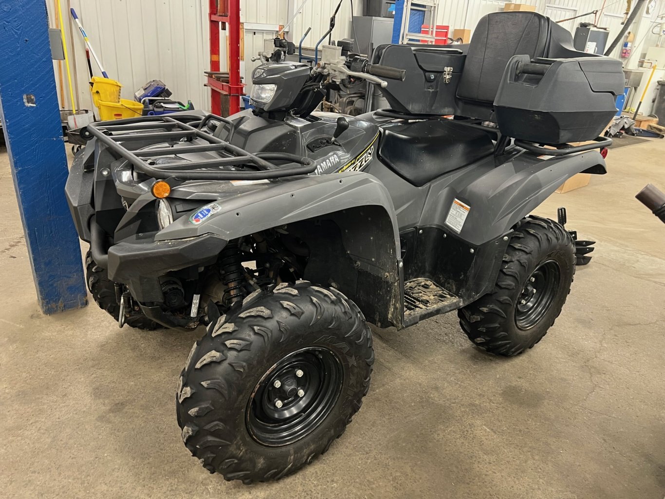 VTT Yamaha Grizzly 700 2018 EPS SE gris avec Chenille Camso, treuil, Siège Coffre & Appuis Pied seulement 1800km!