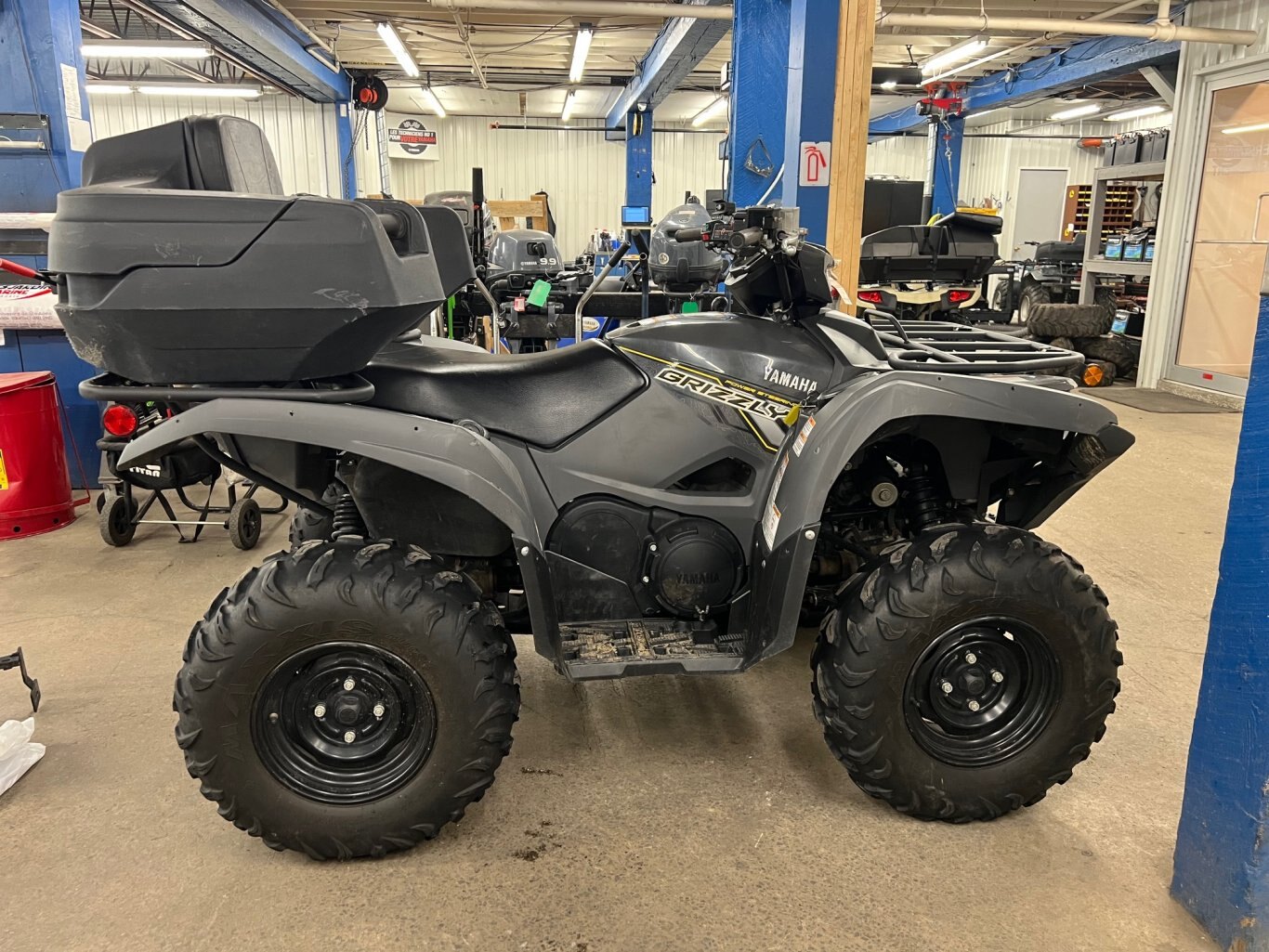 VTT Yamaha Grizzly 700 2018 EPS SE gris avec Chenille Camso, treuil, Siège Coffre & Appuis Pied seulement 1800km!