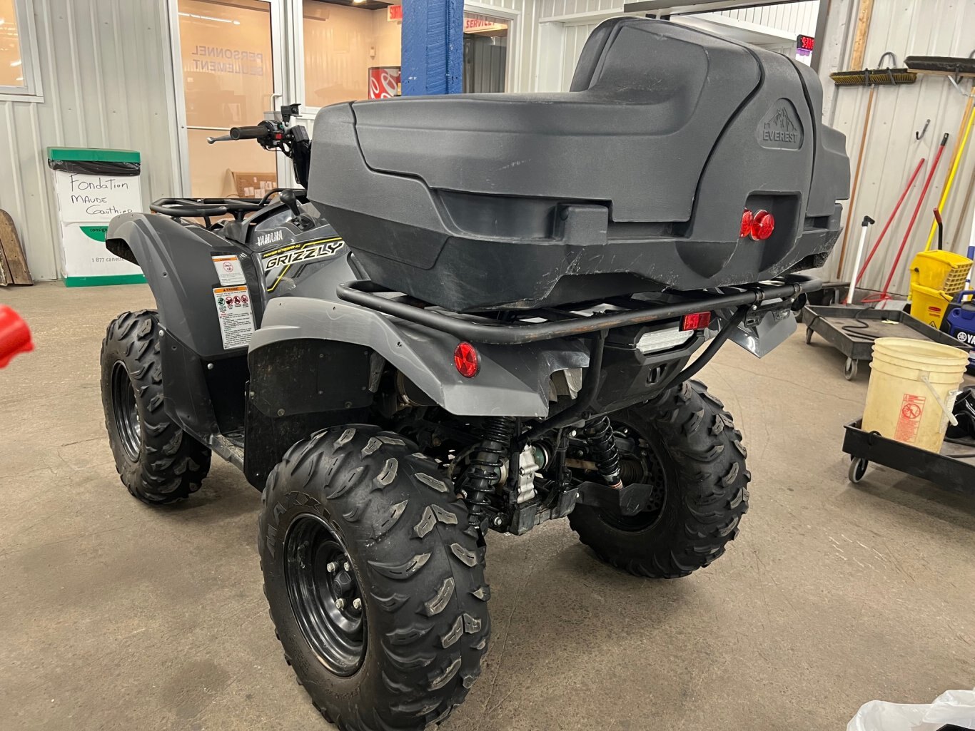 VTT Yamaha Grizzly 700 2018 EPS SE gris avec Chenille Camso, treuil, Siège Coffre & Appuis Pied seulement 1800km!