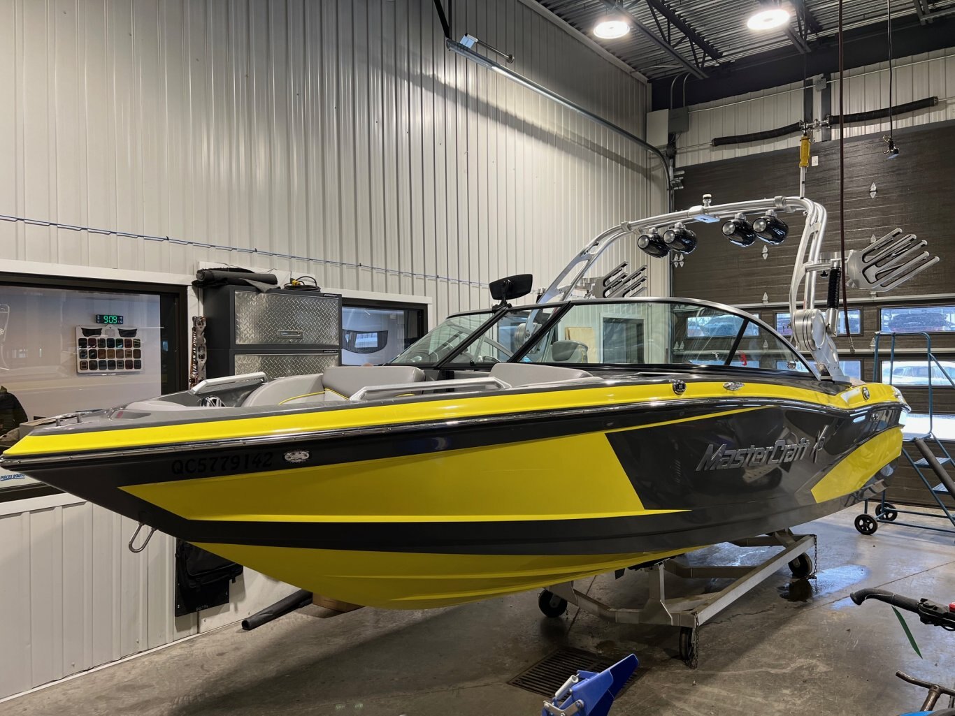 Bateau Mastercraft 2016 X10 Gris Métallique et Jaune Moteur Ilmor 5.7l avec 328 heures Complètement Équipé!