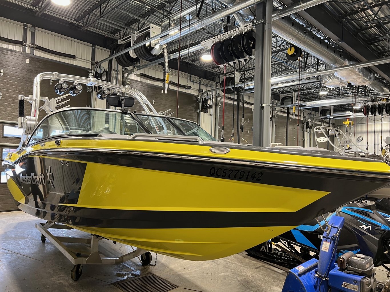 Bateau Mastercraft 2016 X10 Gris Métallique et Jaune Moteur Ilmor 5.7l avec 328 heures Complètement Équipé!