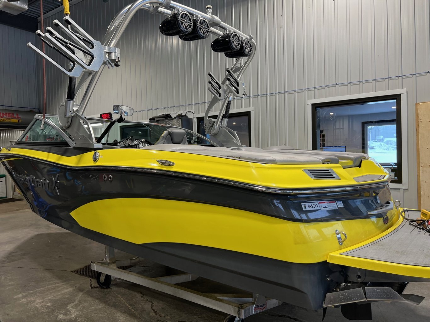 Bateau Mastercraft 2016 X10 Gris Métallique et Jaune Moteur Ilmor 5.7l avec 328 heures Complètement Équipé!