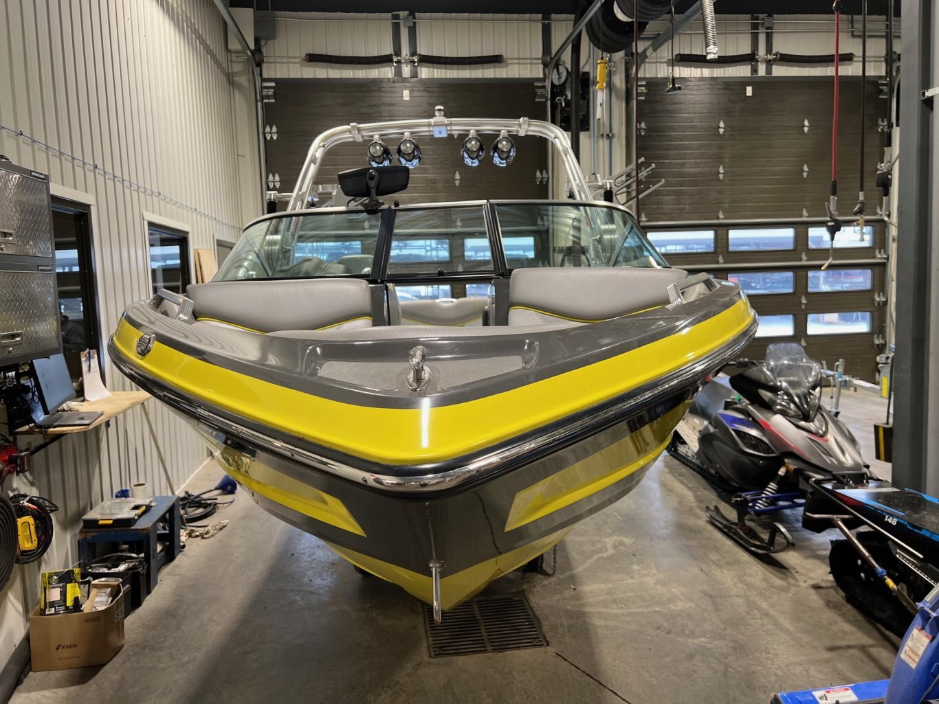 Bateau Mastercraft 2016 X10 Gris Métallique et Jaune Moteur Ilmor 5.7l avec 328 heures Complètement Équipé!