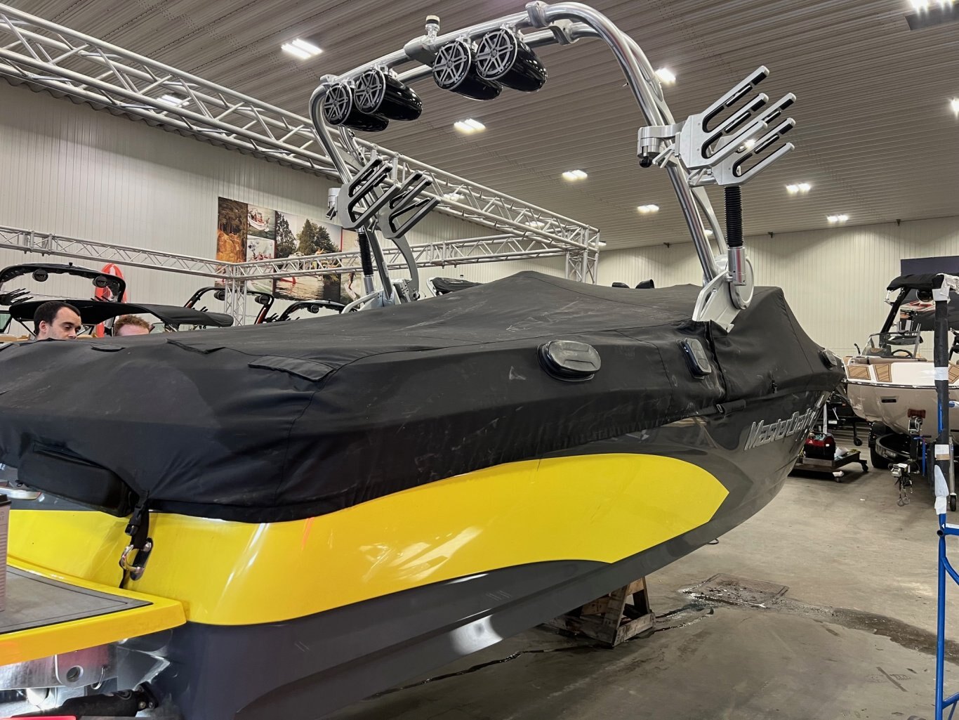 Bateau Mastercraft 2016 X10 Gris Métallique et Jaune Moteur Ilmor 5.7l avec 328 heures Complètement Équipé!