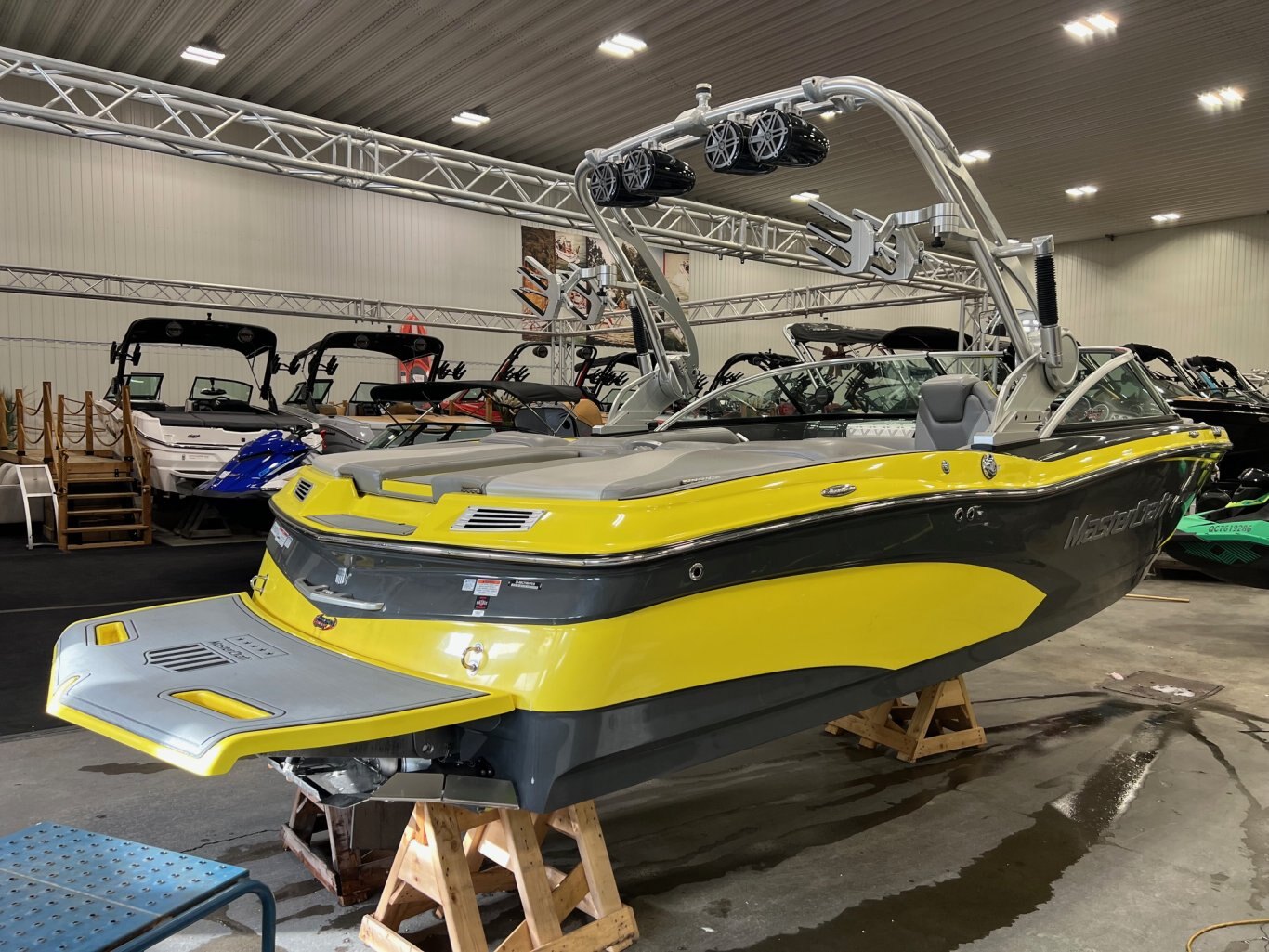 Bateau Mastercraft 2016 X10 Gris Métallique et Jaune Moteur Ilmor 5.7l avec 328 heures Complètement Équipé!