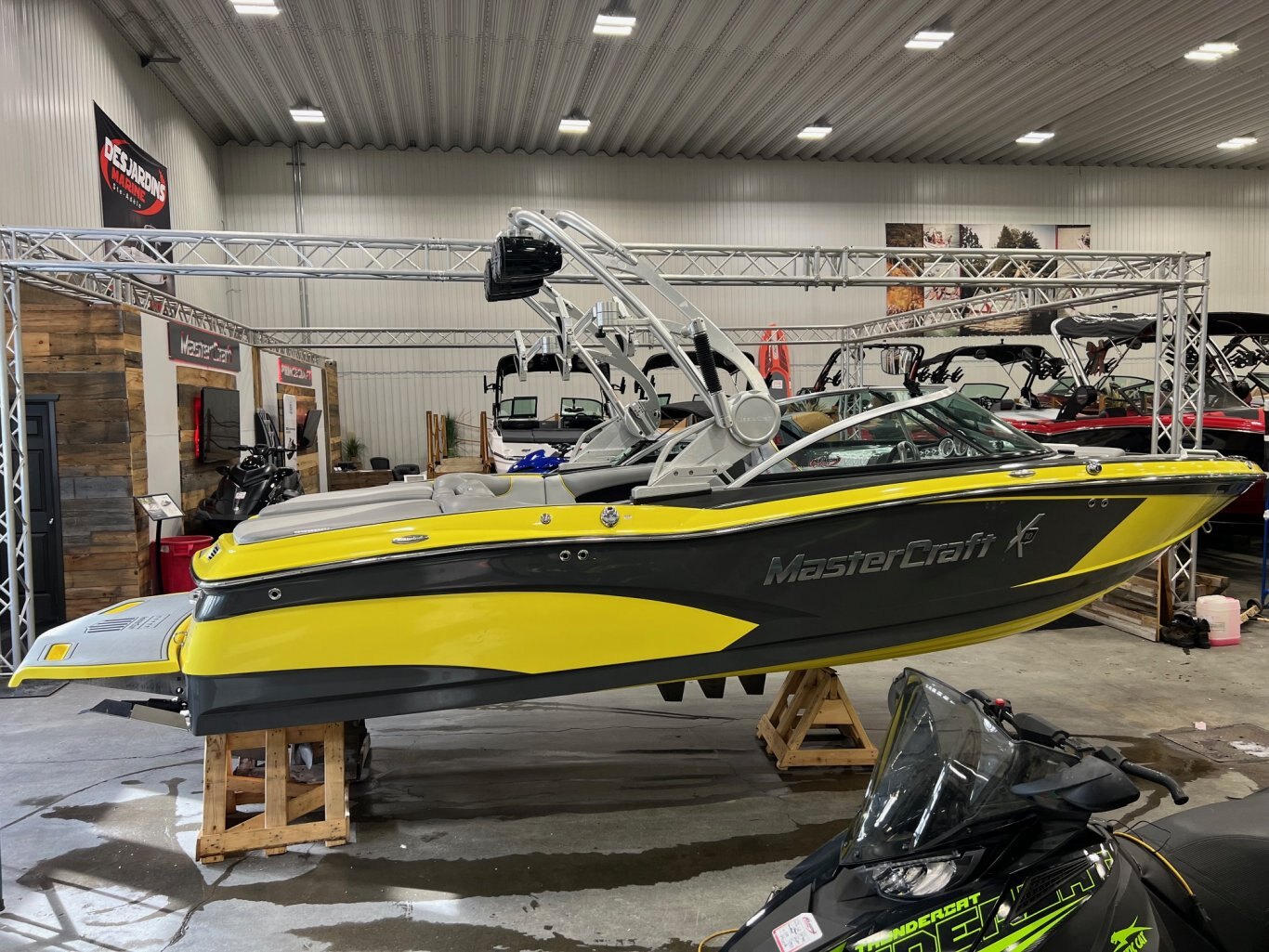 Bateau Mastercraft 2016 X10 Gris Métallique et Jaune Moteur Ilmor 5.7l avec 328 heures Complètement Équipé!