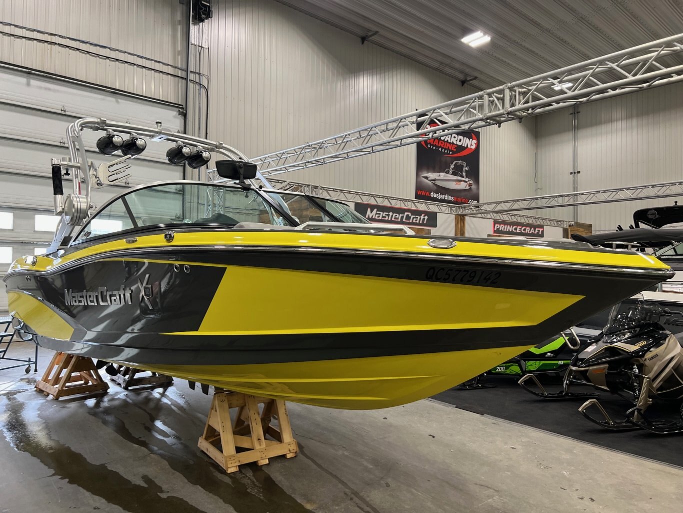 Bateau Mastercraft 2016 X10 Gris Métallique et Jaune Moteur Ilmor 5.7l avec 328 heures Complètement Équipé!