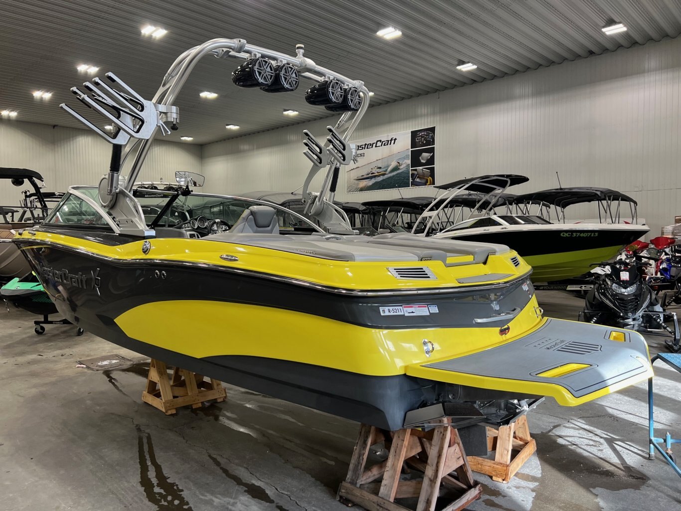 Bateau Mastercraft 2016 X10 Gris Métallique et Jaune Moteur Ilmor 5.7l avec 328 heures Complètement Équipé!