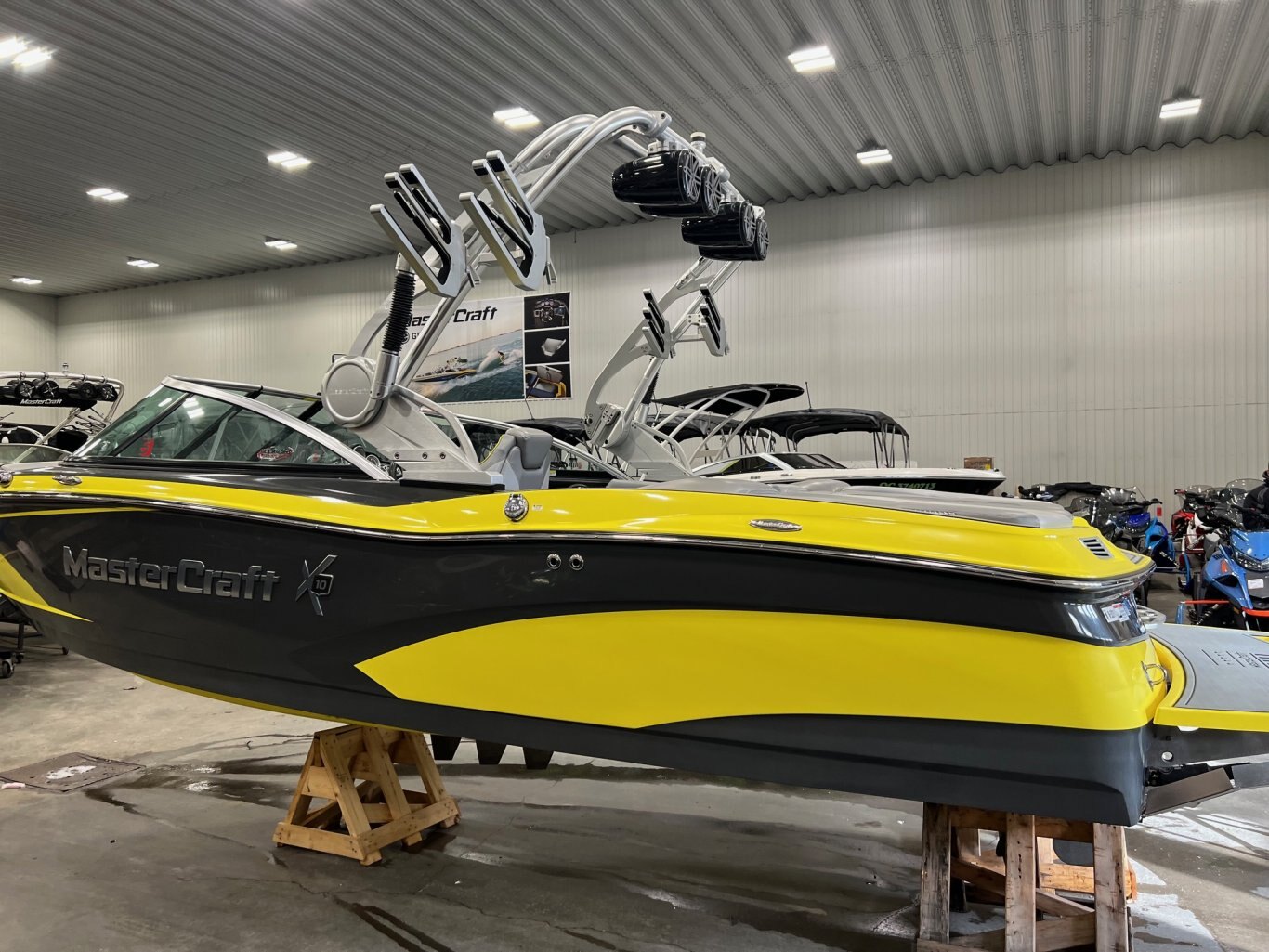 Bateau Mastercraft 2016 X10 Gris Métallique et Jaune Moteur Ilmor 5.7l avec 328 heures Complètement Équipé!