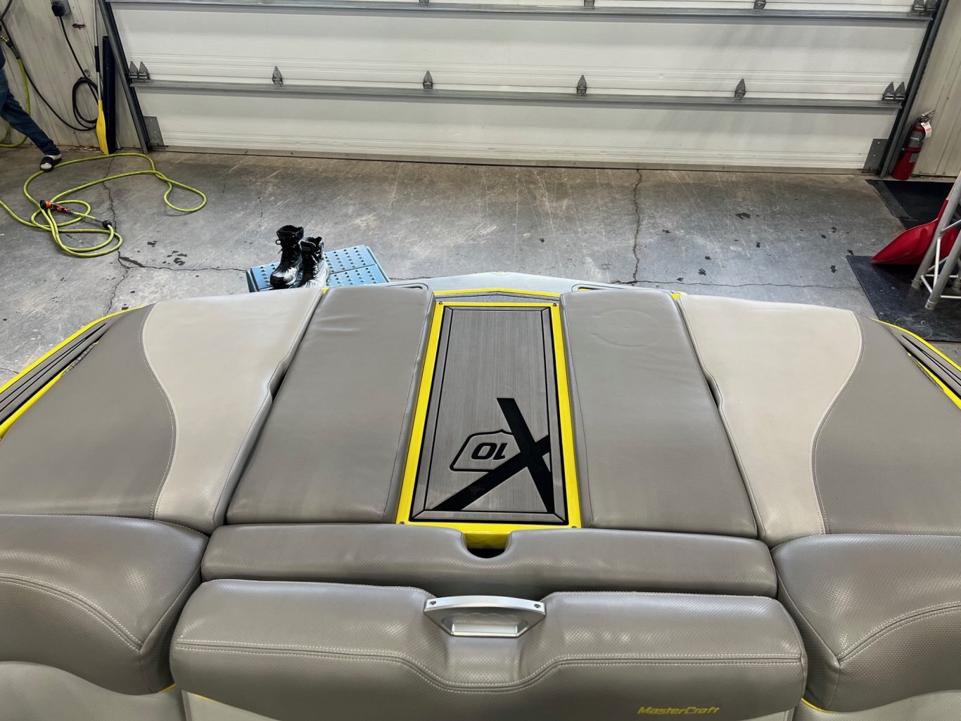 Bateau Mastercraft 2016 X10 Gris Métallique et Jaune Moteur Ilmor 5.7l avec 328 heures Complètement Équipé!