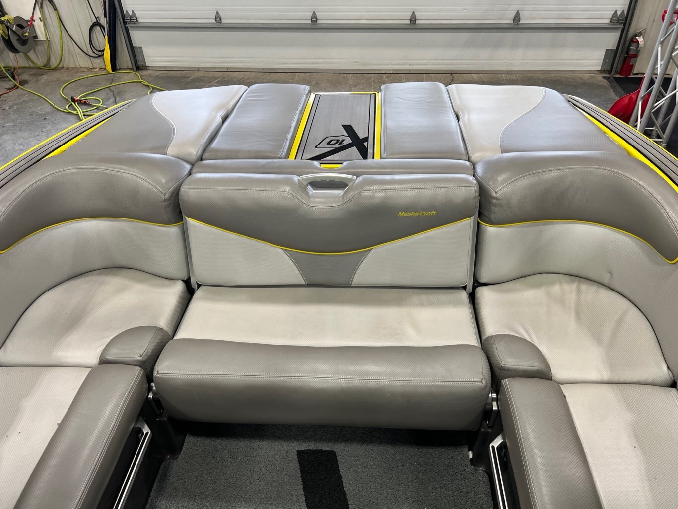 Bateau Mastercraft 2016 X10 Gris Métallique et Jaune Moteur Ilmor 5.7l avec 328 heures Complètement Équipé!