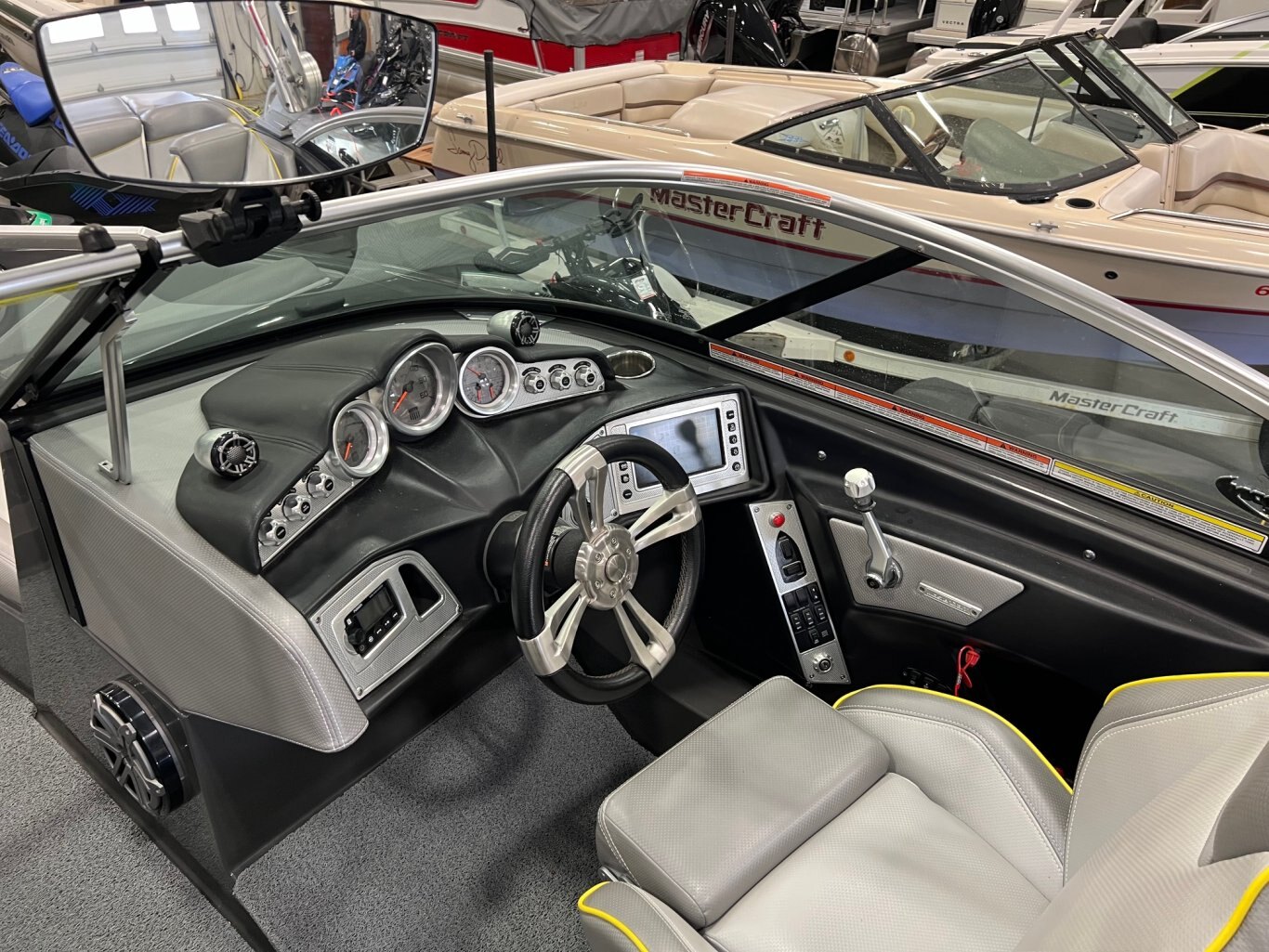 Bateau Mastercraft 2016 X10 Gris Métallique et Jaune Moteur Ilmor 5.7l avec 328 heures Complètement Équipé!