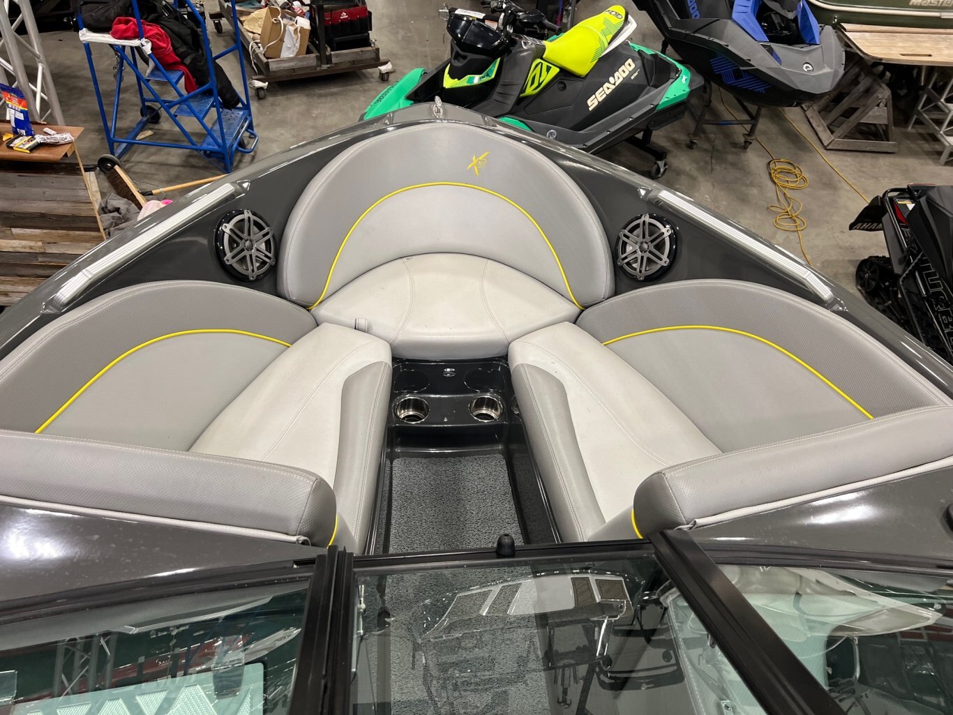 Bateau Mastercraft 2016 X10 Gris Métallique et Jaune Moteur Ilmor 5.7l avec 328 heures Complètement Équipé!