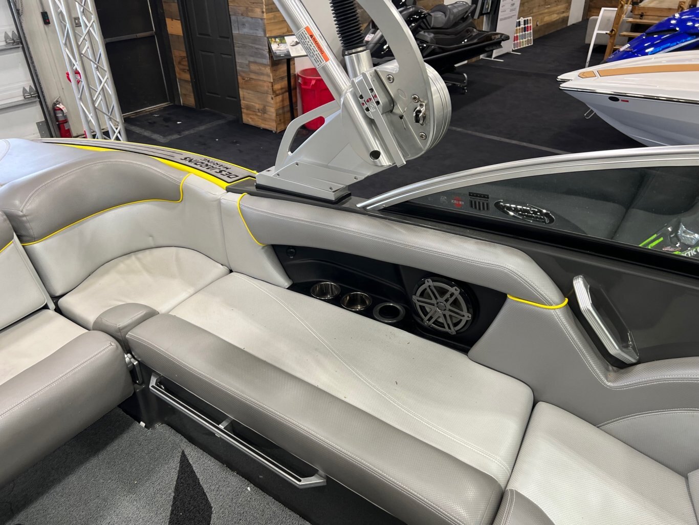 Bateau Mastercraft 2016 X10 Gris Métallique et Jaune Moteur Ilmor 5.7l avec 328 heures Complètement Équipé!