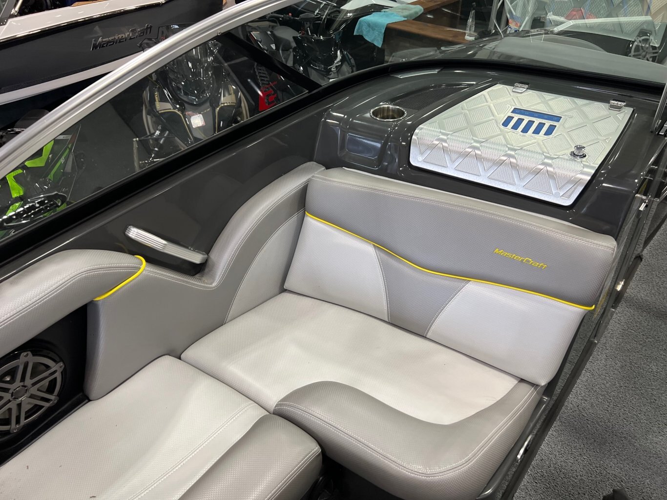 Bateau Mastercraft 2016 X10 Gris Métallique et Jaune Moteur Ilmor 5.7l avec 328 heures Complètement Équipé!