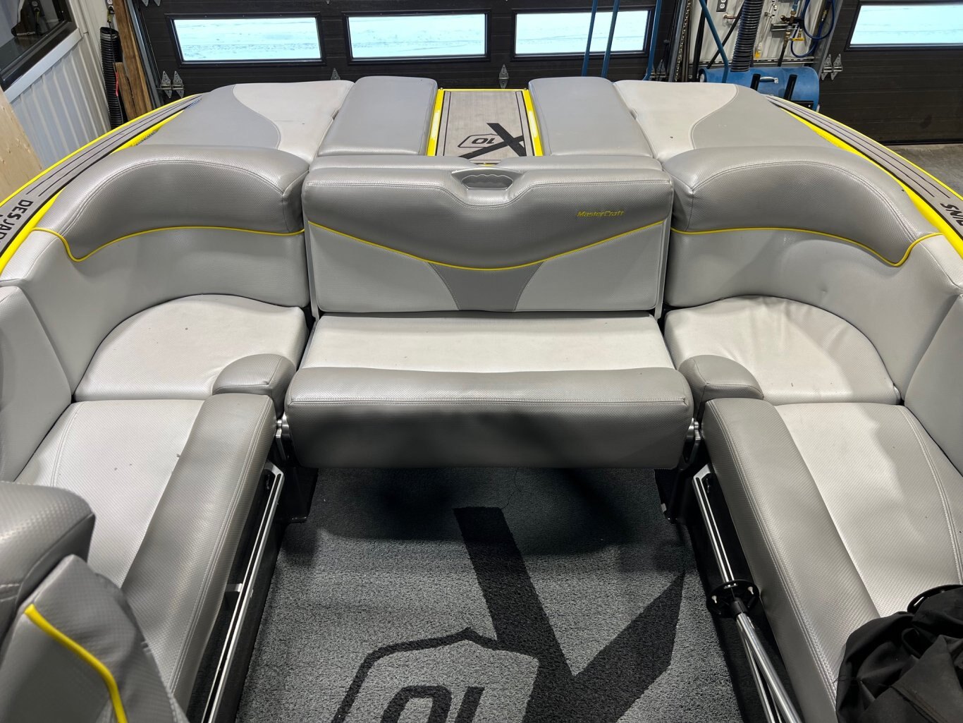 Bateau Mastercraft 2016 X10 Gris Métallique et Jaune Moteur Ilmor 5.7l avec 328 heures Complètement Équipé!