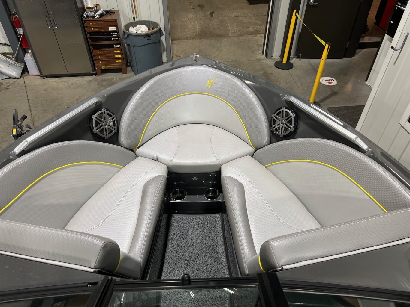 Bateau Mastercraft 2016 X10 Gris Métallique et Jaune Moteur Ilmor 5.7l avec 328 heures Complètement Équipé!